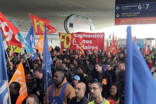 Aéroports: Sixième jour de grève des agents de sûreté, les files d&rsquo;attente s&rsquo;allongent à Roissy