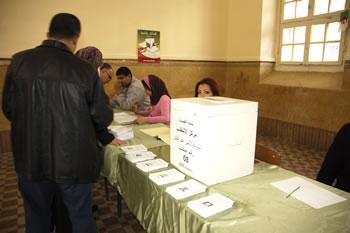 Algérie : Les élections législatives au printemps 2012