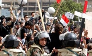 Egypte : les forces de l’ordre évacuent les manifestants anti-armée de la place Tahrir