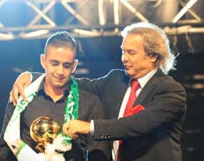 Fraîchement rentré d’Alger, le Ballon d’Or Le Buteur-El Heddaf a reçu la visite de L’Equipe