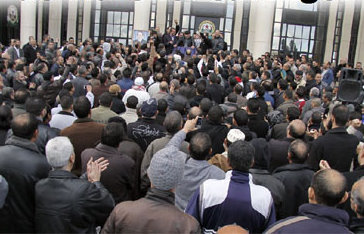 Ils étaient des centaines à rejoindre hier le siège central de l&rsquo;UGTA,Les travailleurs de la zone de Rouiba empêchés de marcher sur Alger