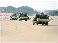 L’armée arrêtent 7 libyens en possession d’une cargaison d’armes dans le désert