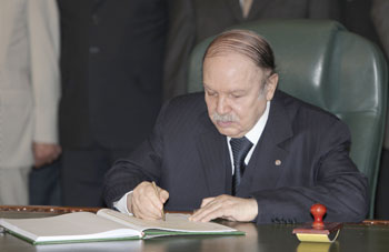 Le Chef de l&rsquo;Etat signe 9 décrets présidentiels