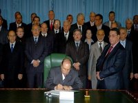 Le président Bouteflika signe la loi de finances 2012