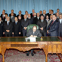 Le président Bouteflika signe la loi de finances pour 2012