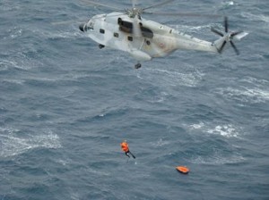 Les forces navales algériennes portent secours à un marin d’un navire italien