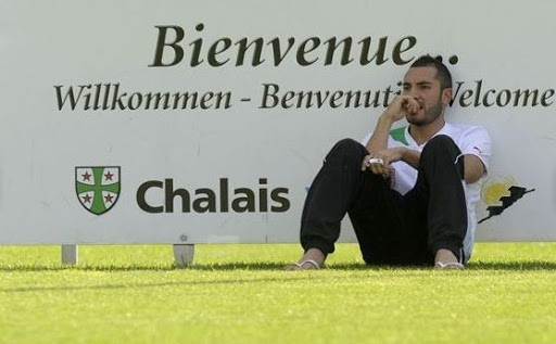 Meghni out une semaine