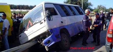 Cinq morts et 20 blessés suite au dérapage d un bus près de Beni-Abbes (Bechar)