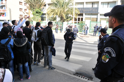 Ils veulent la «délimitation» des cours dans les plus brefs délais,Les terminales observent un sit-in devant l&rsquo;annexe du ministère de l&rsquo;Education