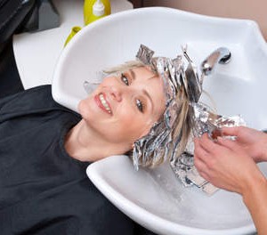 Les dangers des produits utilisés par les coiffeurs
