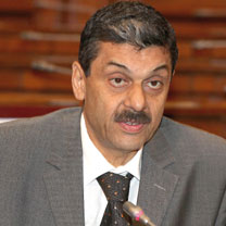 Ministre des Finances : loi de finances augmentation des salaires Dévaluation du Dinar