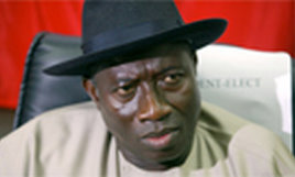 Nigeria, pour tenter de stopper la frève générale ,Le Président annonce une baisse du prix de l’essence