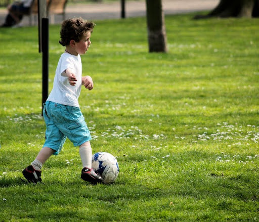 Opération « Un enfant, un ballon »: « Les ballons promis aux associations seront distribués avant la mi-février »
