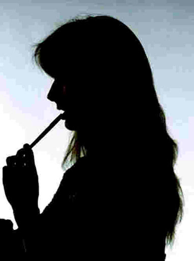 Parmi ses complices,une enseignante de chariâa et un cadre dan une banque publique,La femme qui a escroqué 200 personnes arrêtée après son retour de Libye