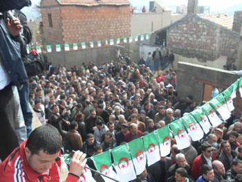 Près de 500.000 personnes l&rsquo;ont accompagné à sa dernière demeure,Chérif Kheddam repose face au Djurdjura