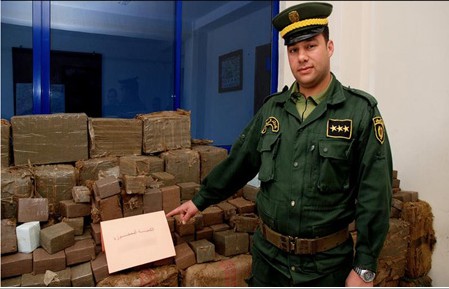 Saisie d un important lot d armes blanches et de bombes lacrymogènes à Sétif