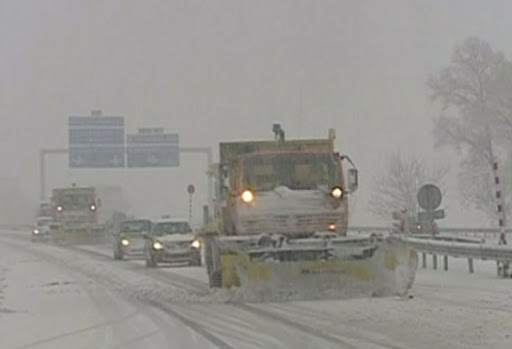 25 véhicules bloqués sur l’autoroute est-ouest ,La neige continue d’isoler 20 wilayas et a fermé 125 routes durant une semaine