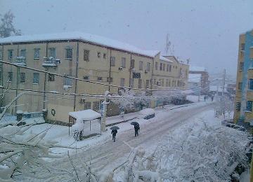 Centre du pays ,Une tempête de neige paralyse le réseau routier