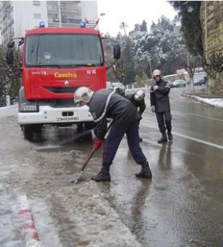 Des équipes pédestres de la Protection civile dans les zones isolées par la neige à Médéa