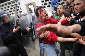 Des habitants d’un bidonville manifestent et coupent la route à Bab El Oued