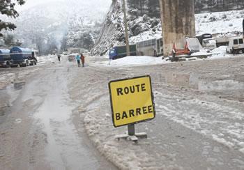 Deux routes bloquées par la neige empêchent le rétablissement du courant électrique à Mezouar et Marhoum (Sidi Bel-Abbes)