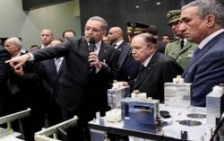 Le président Bouteflika inaugure le Centre de développement des satellites à Oran