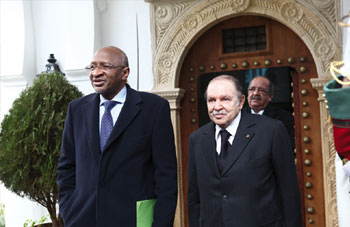 Le Président Bouteflika reçoit le ministre malien des AE