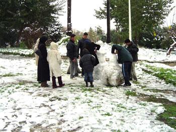 Profitant des délices des délices de la neige,Les Bouiris en force à Tikjda
