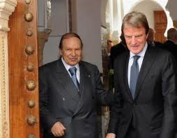 Bernard Kouchner sur le Printemps Arabe : “L’Algérie : C’est un mélange de pétrole, de militaires et de politique”