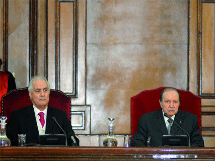 Bouteflika nomme un proche au Conseil constitutionnel