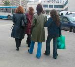 De plus en plus de femmes rejoignent les rangs des migrants pour soutenir leurs familles, selon l’OIM