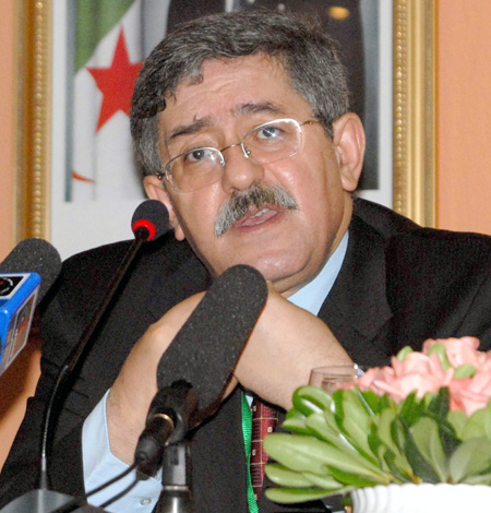 Ouyahia courtise l&rsquo;électorat féminin et avertit «En 1991, personne n&rsquo;a gagné mais c&rsquo;est l&rsquo;abstention qui l&rsquo;a remportée»
