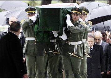 Ahmed Ben Bella inhumé au carré des martyrs d&rsquo;El-Alia,L’adieu à Si H’mimed