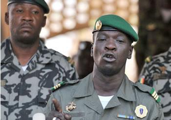 Alors que l&rsquo;anarchie est maîtresse dans le nord du Mali,Les militaires rendent le pouvoir