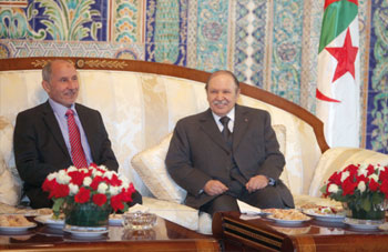 Arrivée à Alger du Président du CNT libyen