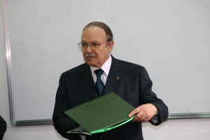 Bouteflika appelle les Algériens à se mobiliser pour les législatives