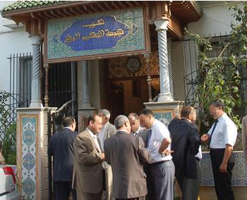 Ils lui reprochent l&rsquo;islamisation du FLN,200 membres du Comité central défient Belkhadem