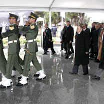 Le Président Bouteflika accompagne la dépouille mortelle au Palais du Peuple