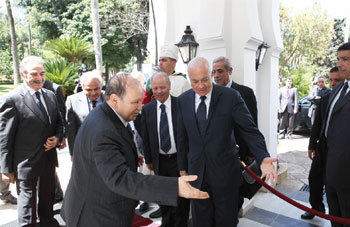 Le Président Bouteflika reçoit le SG de la Ligue arabe