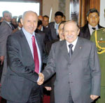 Le président Bouteflika s&rsquo;entretient en tête-à-tête avec le président du CNT libyen