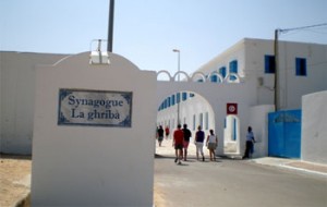Moncef Marzouki se recueille… à la synagogue de Djerba