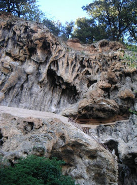 Oran,Découverte de deux grottes troglodytes