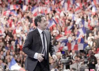 Suspense pour la présidentielle en France,Sarkozy sur les talons de Hollande