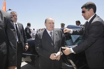 Abdelaziz Bouteflika appelle la France socialiste à ouvrir une nouvelle page avec l’Algérie