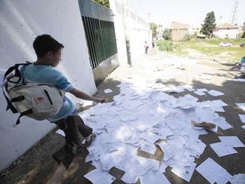 Affiches et Flyers Jonchent le sol,Qui va nettoyer les rues?