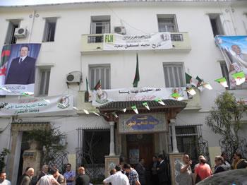 Ils ont voté hier une résolution,Les contestataires exigent le départ de Belkhadem