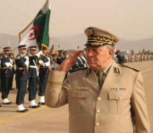 Le chef d&rsquo;état-major de l&rsquo;ANP, Gaid Salah, reçoit le général d&rsquo;Armée aérienne de Chine MA. Xiaotian