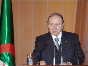 Le président Bouteflika: les jeunes algériens se dresseront contre les ennemis du pays