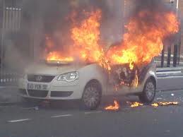 Le véhicule d’un journaliste incendié à Oran