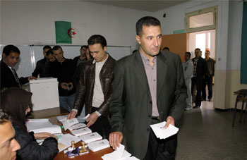 Législatives en Algérie: le FLN serait en tête, suivi des islamistes, selon un parti